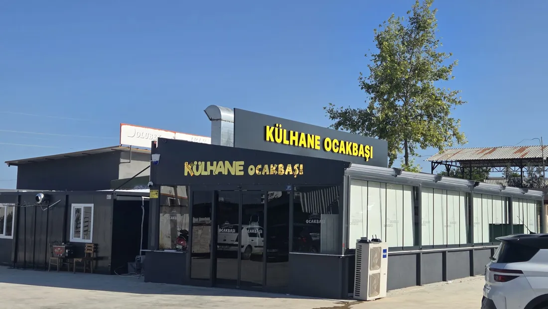 Külhane Ocakbaşı'nın gündüz dış görünümü ve otoparkı