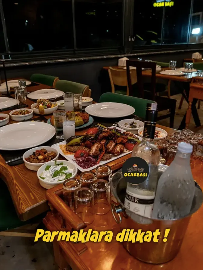 Gece dolu bir masa; ocaktan gelen tabaklar ve kalabalık sofra
