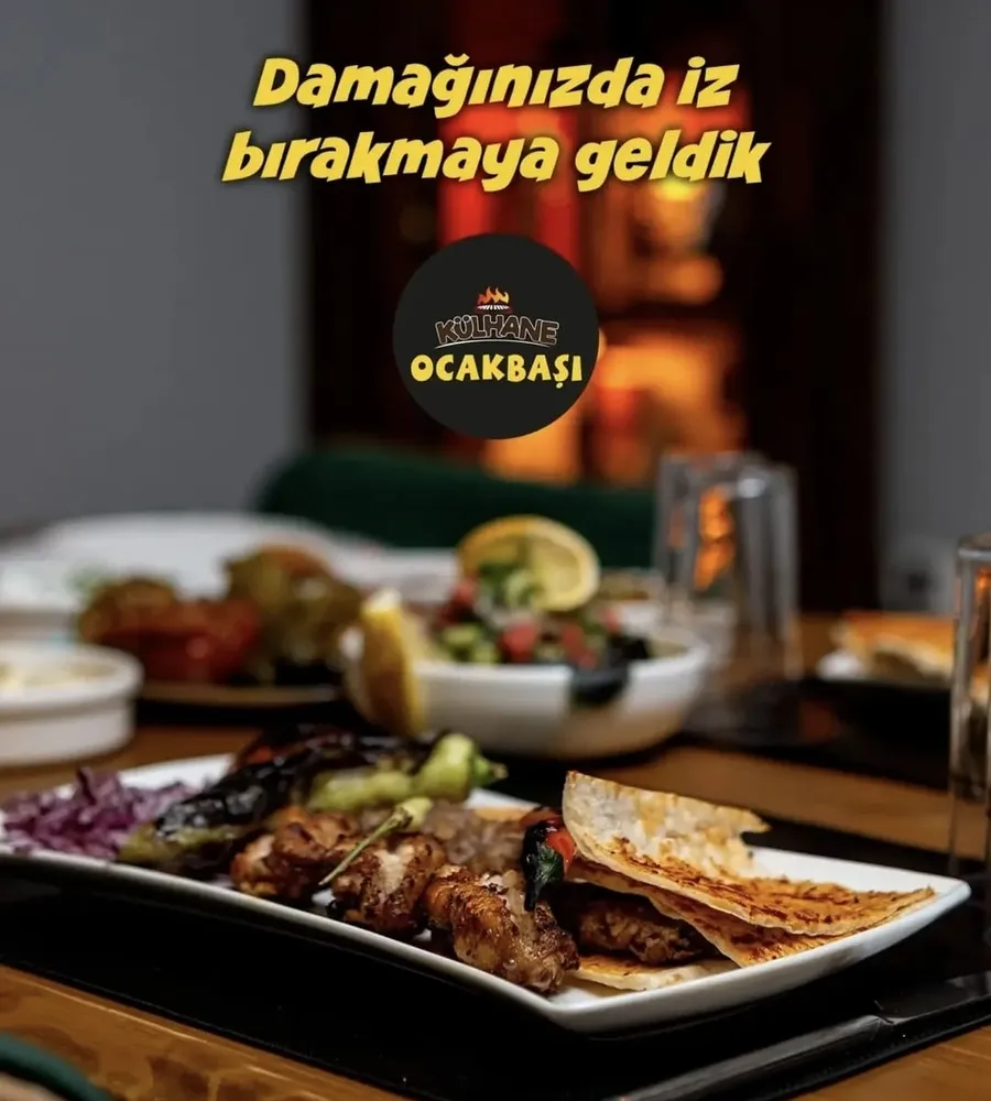 Ocakta pişirilmiş kebap tabağı; yanında lavaş ve közlenmiş biber